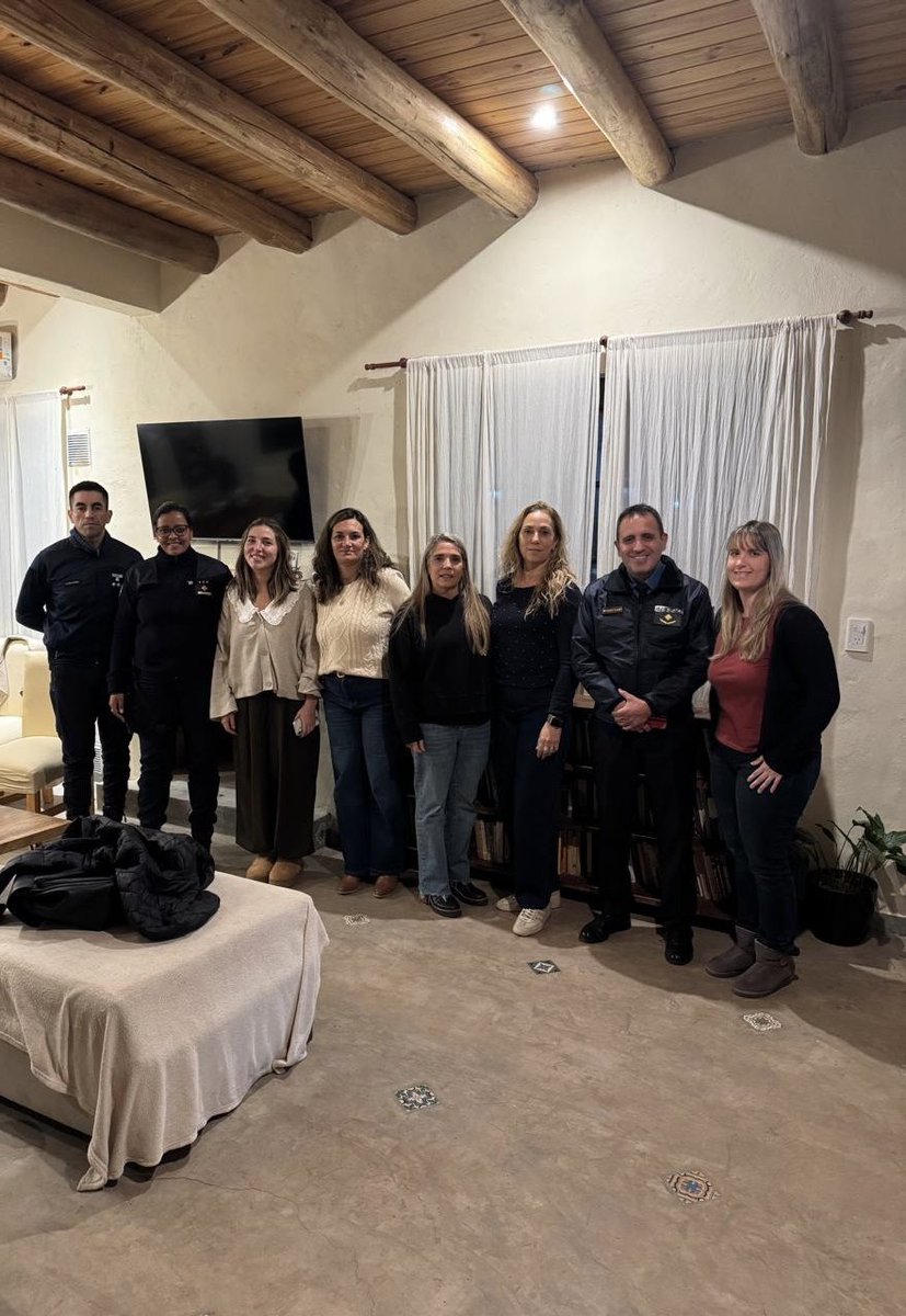 FerSabadin's tweet photo. 🤝 Junto a la Dirección de Participación Ciudadana del @MinSegMendoza de una reunión con vecinos de Russell para seguir fortaleciendo la prevención y la seguridad.

Gracias al @MinSegMendoza por el compromiso y el acompañamiento. 🛡️

#Russell #Maipú #Seguridad #Mendoza https://t.co/WQ6ocolWup