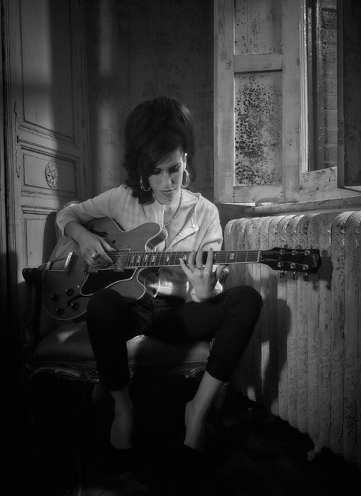 amywinehouse_uk's tweet photo. Beautiful Amy in her final photoshoot, just four months before her passing… 🖤

📸: David Ellis, March 2011.

#AmyWinehouse #AmyForever https://t.co/0sgFbQ8FHe