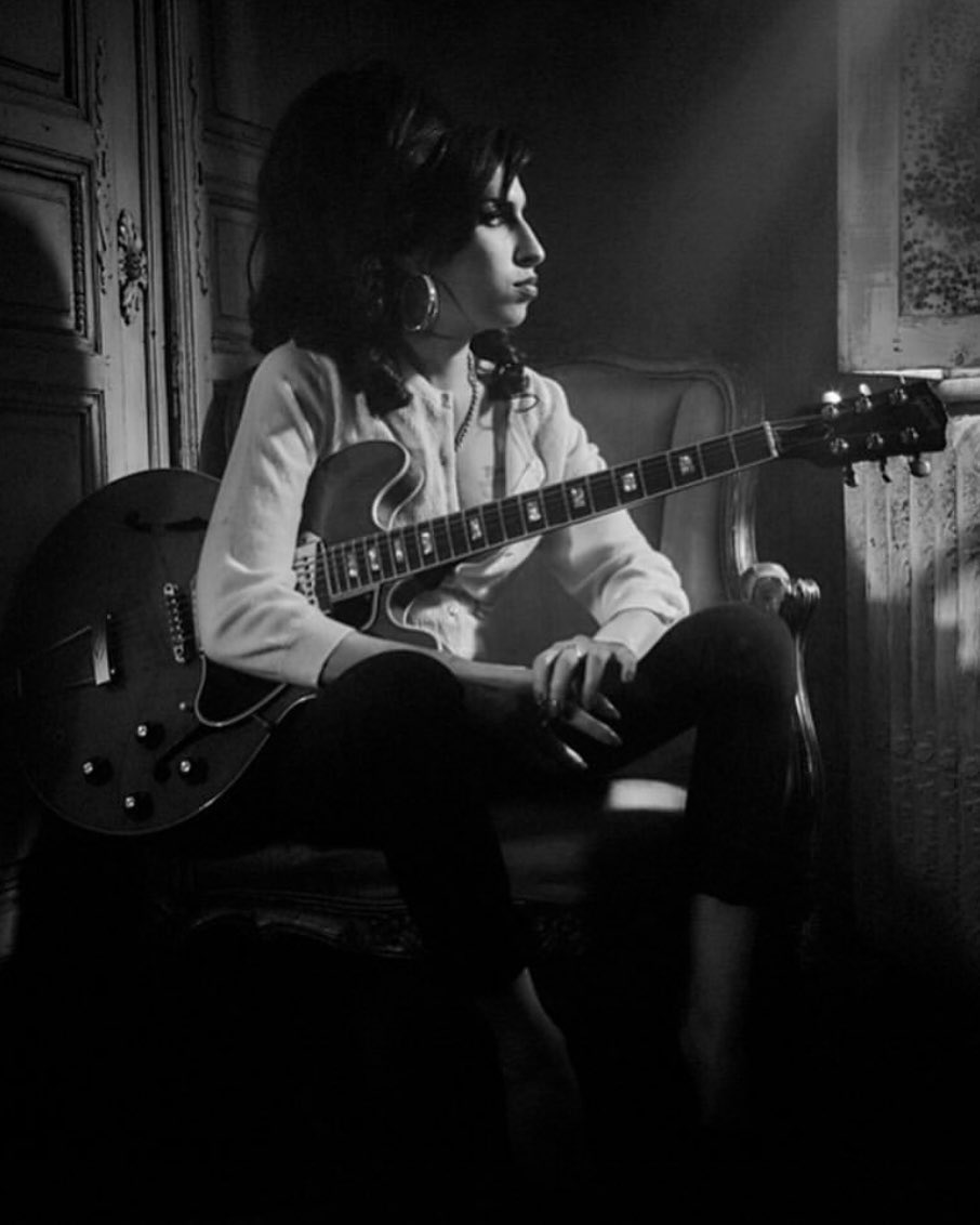 amywinehouse_uk's tweet photo. Beautiful Amy in her final photoshoot, just four months before her passing… 🖤

📸: David Ellis, March 2011.

#AmyWinehouse #AmyForever https://t.co/0sgFbQ8FHe