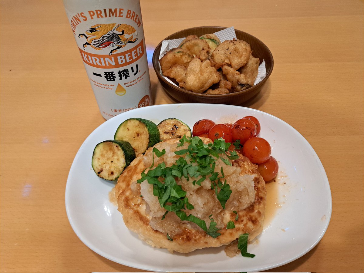 Ryugos1977's tweet photo. #6月を写真4枚で振り返る
おはようございます☀️
#料理好きな人と繋がりたい
だいぶ夏っぽくなってきました😄

○鶏モモパリパリ塩チキン
○鶏ムネと豆腐のハンバーグ
○エビかき揚げとざる蕎麦
○冷やし中華 https://t.co/BUueaqO09e