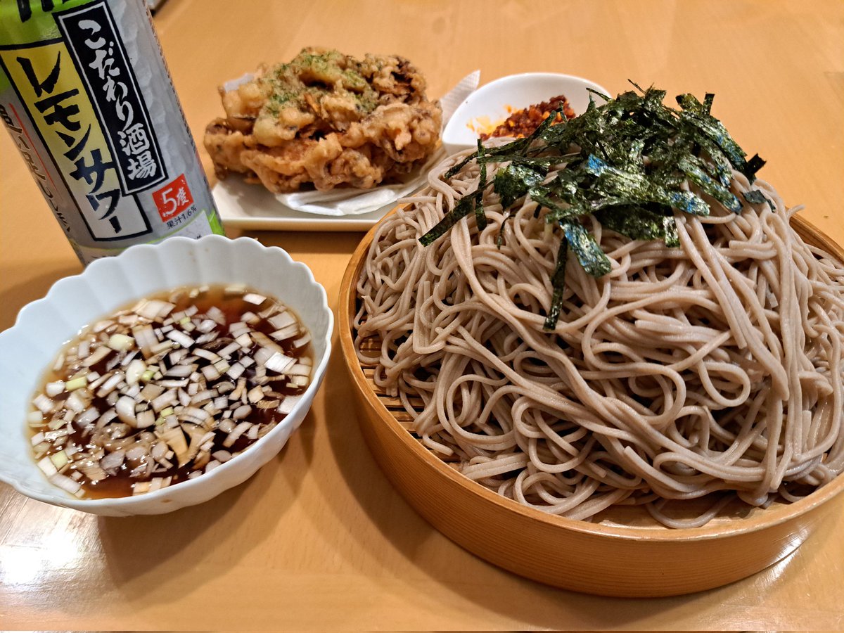 Ryugos1977's tweet photo. #6月を写真4枚で振り返る
おはようございます☀️
#料理好きな人と繋がりたい
だいぶ夏っぽくなってきました😄

○鶏モモパリパリ塩チキン
○鶏ムネと豆腐のハンバーグ
○エビかき揚げとざる蕎麦
○冷やし中華 https://t.co/BUueaqO09e