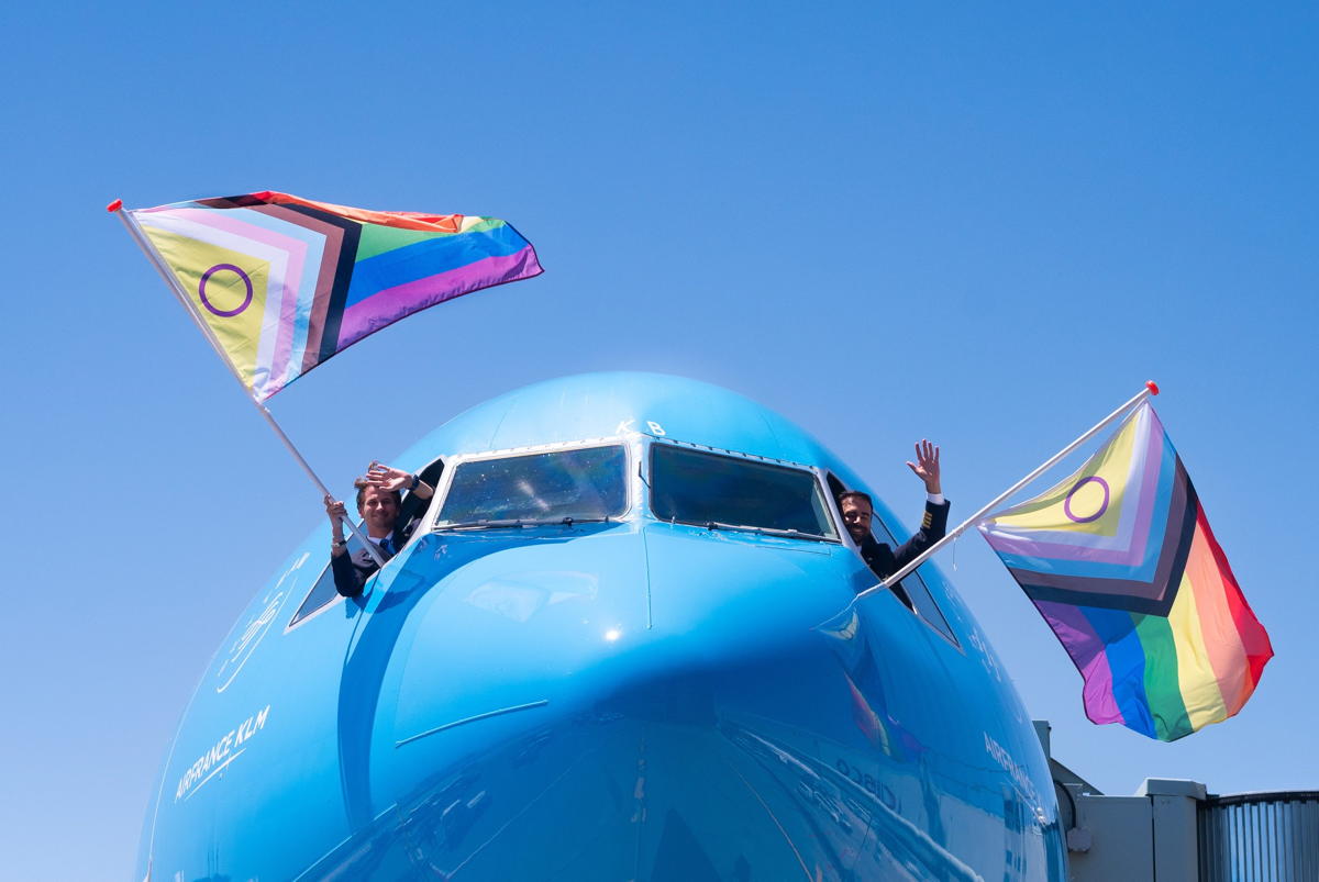 PAX_news's tweet photo. #KLM celebrates #TorontoPride with special flight &amp; dancer Blake McGrath. https://t.co/KGA2mC6erP https://t.co/BP5EBNyBHY