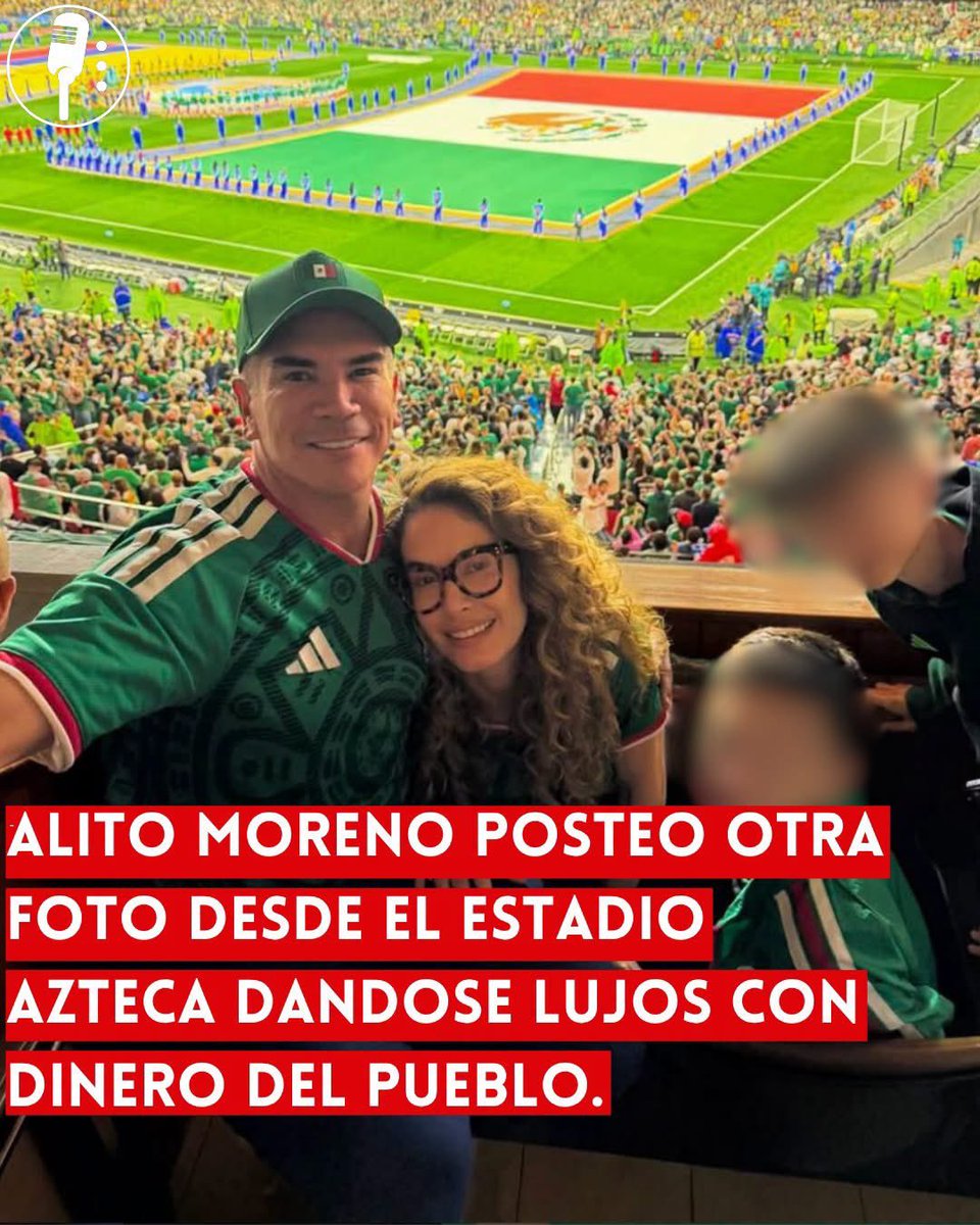 YosoyPedrero's tweet photo. 🚨OJO: ALITO MORENO COMPARTE NUEVA FOTO DESDE EL ESTADIO AZTECA Y GENERA CRÍTICAS EN REDES

El dirigente nacional del PRI, Alejandro Moreno Cárdenas, compartió una nueva fotografía desde el Estadio Azteca durante las actividades del Mundial, publicación que volvió a generar críticas entre usuarios de redes sociales.

Diversos internautas cuestionaron que el líder priista difundiera imágenes desde un palco del inmueble y señalaron que este tipo de publicaciones contrastan con el discurso que mantiene su partido sobre la situación del país.

La imagen se viralizó rápidamente y provocó numerosas reacciones, comentarios y críticas dirigidas al dirigente del PRI, quien en los últimos días ha compartido varias fotografías relacionadas con el torneo.