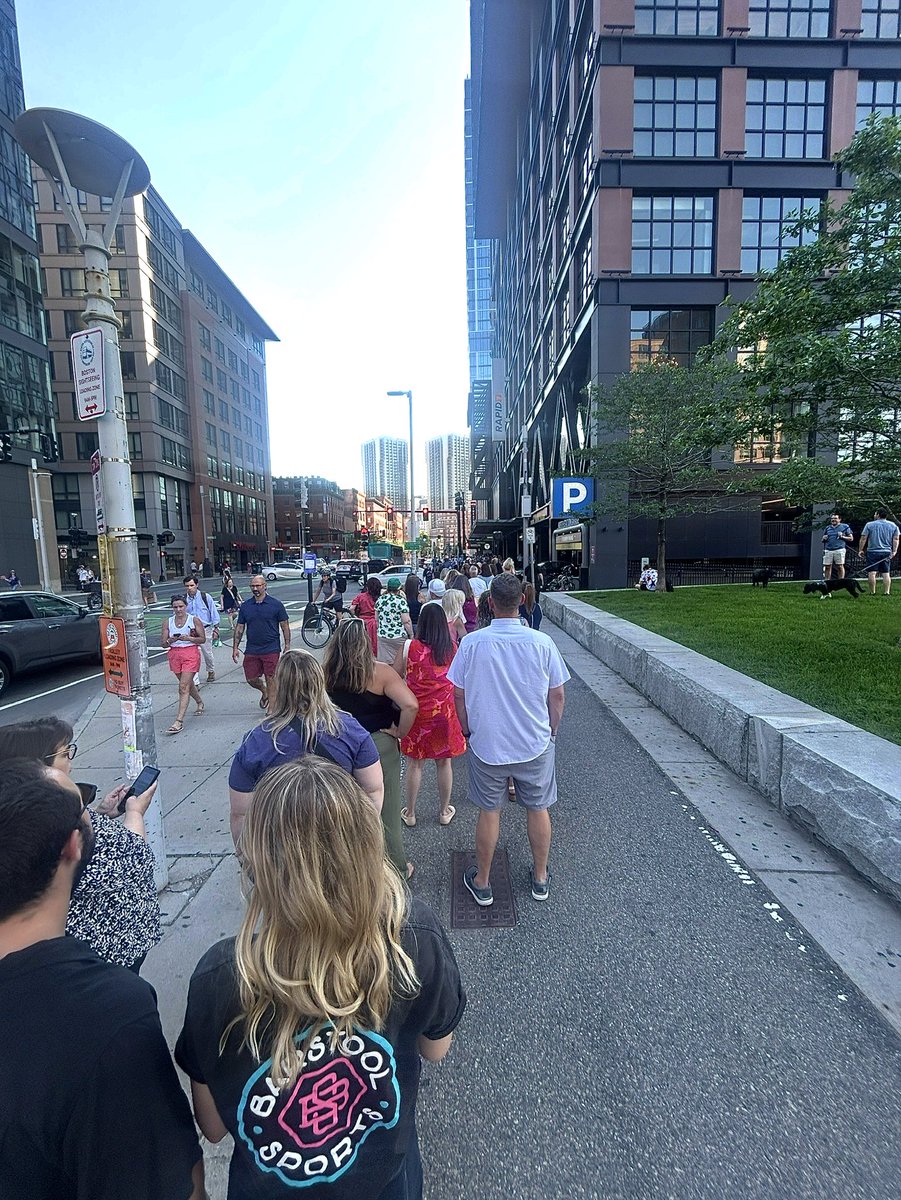 MauraKennyDoyle's tweet photo. 2 hours until @stoolpresidente.
Line is 3 blocks (and growing).
Viva. 🏴‍☠️ https://t.co/wPg9w4AYpv