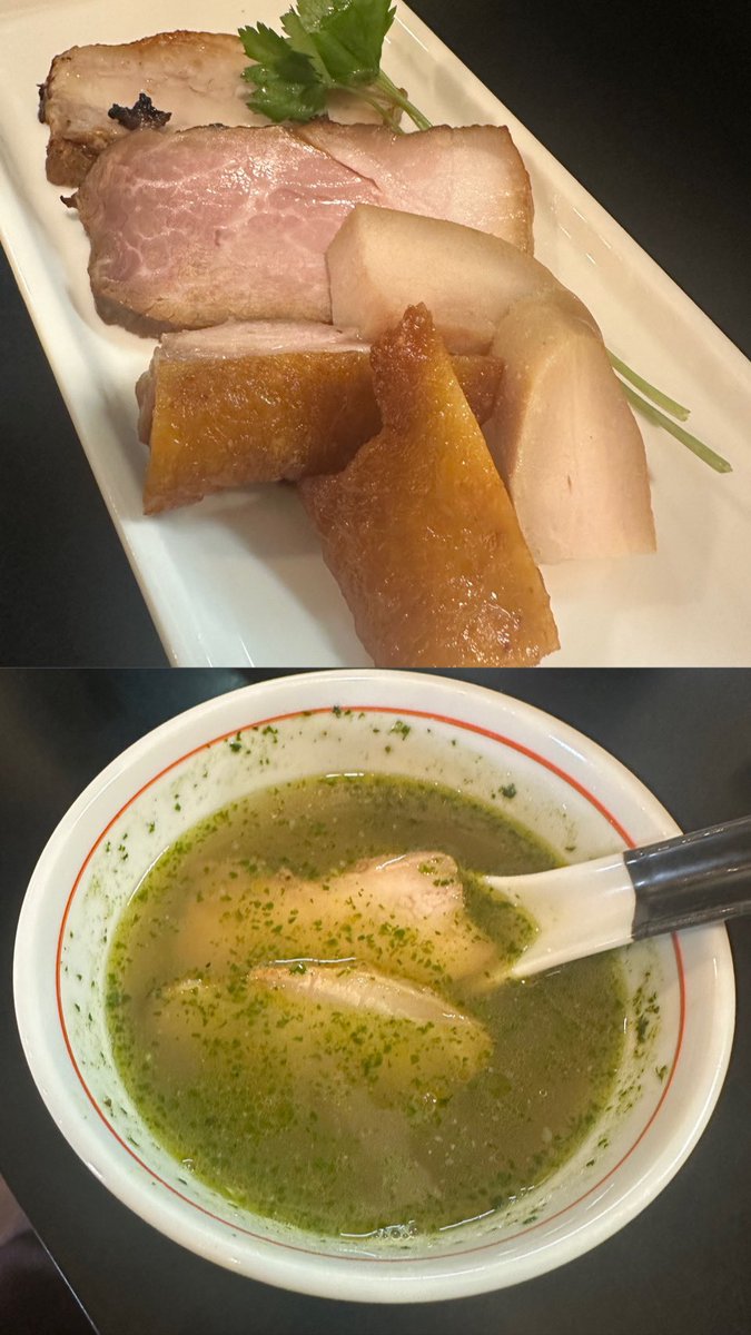 senjusan's tweet photo. らぁ麺飛鶏
地鶏・菰錦豚・貝・節・ハーブのつけそば大盛鶏増し豚増し
この日は京都の麺友斬人さんに誘われ鶏撃〜🐔🐔🐔💨
まあ誘われなくても行くんだけどね😏笑
待ち時間から今日は揃って白湯食べようか？なんて話してたが蓋を開けてみればふたりとも限定というお決まりのオチに🫣笑
名前からかなり期待できそうな匂いがプンプンしていましたが着丼すると圧巻のビジュアルに驚きを隠せない😳
白醤油ベースに動物の旨味が重なりきっとこれだけでもかなり美味しいだろうにと思うところにダメ押しの🌿がドーン🤗
バジルに紫蘇とイタパセを加えたという鮮やかな緑色のハーブは爽やかなスパイシーな香りと苦味や甘味も伴った清涼感を醸し出し食欲を増進させる🤤
麺側には複数の貝と節でとったお出汁がたっぷりと張られており麺のポテンシャルを引き立てる🤭
どういう構成か聞くの忘れたがこの出汁めちゃくちゃ美味くてこのまま冷かけで食べてしまいたかったのは内緒だが🤫笑
麺はいつも通り口あたり滑らかな喉越しともっちりとした食感の良さが秀逸😋
上質な鶏豚トッピングのクオリティは言わずもがなスープと麺そしてお出汁や具材までもが一体感ある見事な仕上がりで非の打ち所がないとはまさにこの事だな🤭
多種多様な素材の特徴を把握し完璧に調和させた長谷川さんらしい創造性に富んだ魅惑の逸杯はやっぱり今日も控えめに言って宇宙一でした😂