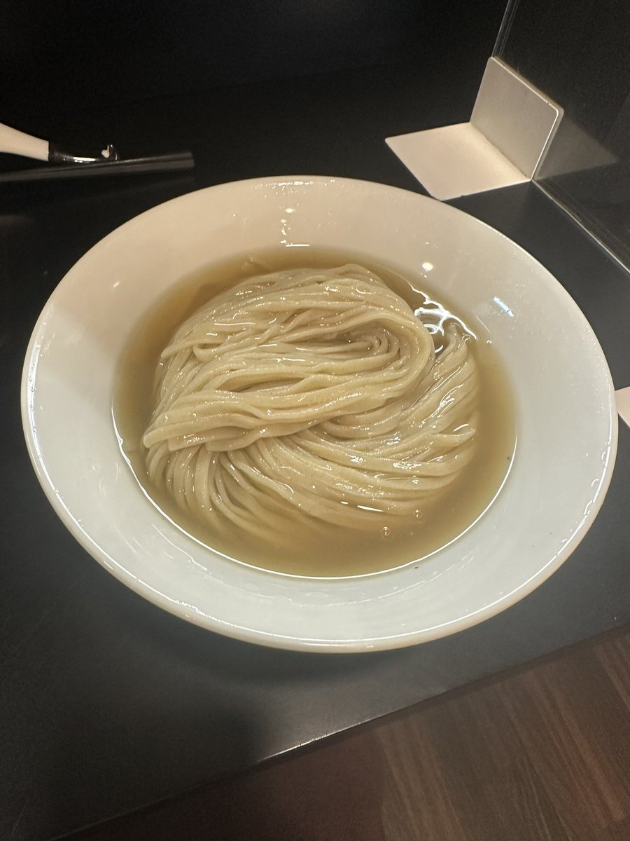 senjusan's tweet photo. らぁ麺飛鶏
地鶏・菰錦豚・貝・節・ハーブのつけそば大盛鶏増し豚増し
この日は京都の麺友斬人さんに誘われ鶏撃〜🐔🐔🐔💨
まあ誘われなくても行くんだけどね😏笑
待ち時間から今日は揃って白湯食べようか？なんて話してたが蓋を開けてみればふたりとも限定というお決まりのオチに🫣笑
名前からかなり期待できそうな匂いがプンプンしていましたが着丼すると圧巻のビジュアルに驚きを隠せない😳
白醤油ベースに動物の旨味が重なりきっとこれだけでもかなり美味しいだろうにと思うところにダメ押しの🌿がドーン🤗
バジルに紫蘇とイタパセを加えたという鮮やかな緑色のハーブは爽やかなスパイシーな香りと苦味や甘味も伴った清涼感を醸し出し食欲を増進させる🤤
麺側には複数の貝と節でとったお出汁がたっぷりと張られており麺のポテンシャルを引き立てる🤭
どういう構成か聞くの忘れたがこの出汁めちゃくちゃ美味くてこのまま冷かけで食べてしまいたかったのは内緒だが🤫笑
麺はいつも通り口あたり滑らかな喉越しともっちりとした食感の良さが秀逸😋
上質な鶏豚トッピングのクオリティは言わずもがなスープと麺そしてお出汁や具材までもが一体感ある見事な仕上がりで非の打ち所がないとはまさにこの事だな🤭
多種多様な素材の特徴を把握し完璧に調和させた長谷川さんらしい創造性に富んだ魅惑の逸杯はやっぱり今日も控えめに言って宇宙一でした😂