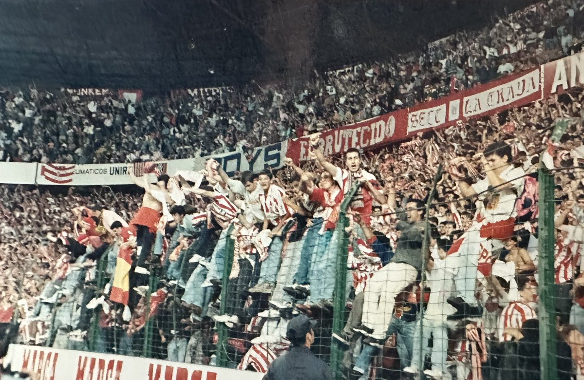 culturayesenzia's tweet photo. Otra grada que me flipaba era la de Ultra Boys, esas subidas de vallas a cada momento, las pancartas amarradas en ella y las cargas para bajar al personal, una auténtica grada ultra aquella del Molinón. https://t.co/vh7lpgbUSQ