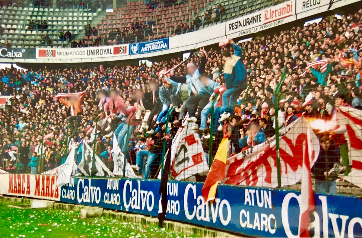 culturayesenzia's tweet photo. Otra grada que me flipaba era la de Ultra Boys, esas subidas de vallas a cada momento, las pancartas amarradas en ella y las cargas para bajar al personal, una auténtica grada ultra aquella del Molinón. https://t.co/vh7lpgbUSQ