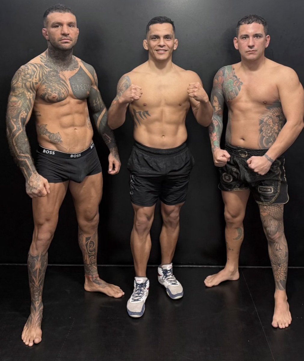 RosarinoPT's tweet photo. Luchadores argentinos en pesaje... marcando bulto... 😏
#bulto #paquete #pakage #argentino #marcandobulto #luchador #boxer #pesaje #pija #ropainterior #deportista #turro https://t.co/O9k07RmpMA