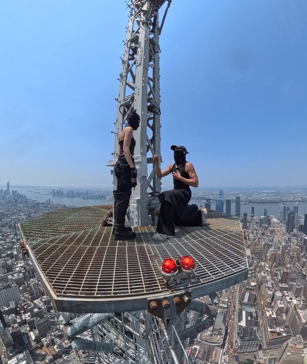 brasilizei's tweet photo. no momento estou completamente obcecado pelo casal que escalou o topo do empire state building e lá em cima ele pediu ela em casamento https://t.co/Ejnf1SpCof