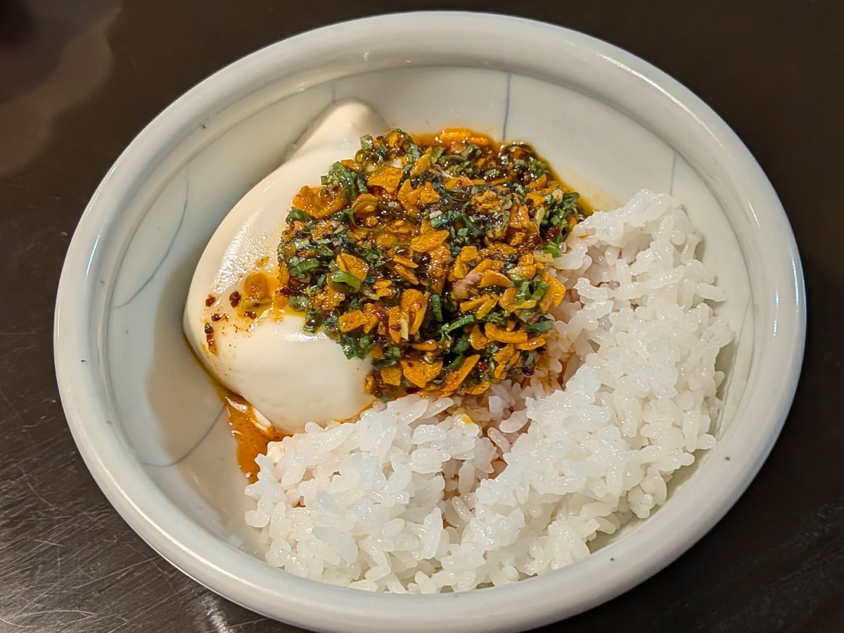 akenanko's tweet photo. 昨日の手料理：豆花飯（トーファーハン）：湯豆腐飯に「桃屋：辛そうで辛くない少し辛いラー油」をかけた自分勝手流中華。前日仕込みのつゆだく蜂蜜生姜醤油煮豚もやし細切り竹の子添え。両脇の２瓶で味調整。フルーツ。ベビーチーズでいつもの黒。#手料理 ＃酒肴 #料理日誌 #残り物料理 https://t.co/K6lxzi1YxK