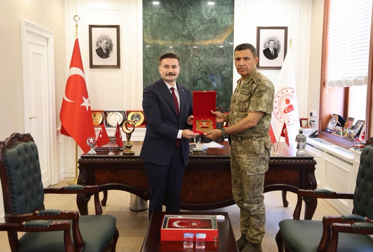 Gokceada_K's tweet photo. 🇹🇷 İkinci Kolordu Komutanı Tümgeneral Sayın Ferhat Vural’dan Kaymakamımız Sayın Osman Acar’a Ziyaret

İkinci Kolordu Komutanımız Tümgeneral Sayın Ferhat Bural, Kaymakamımız Sayın Osman Acar’ı makamında ziyaret etti. https://t.co/gGB8yAiKnr