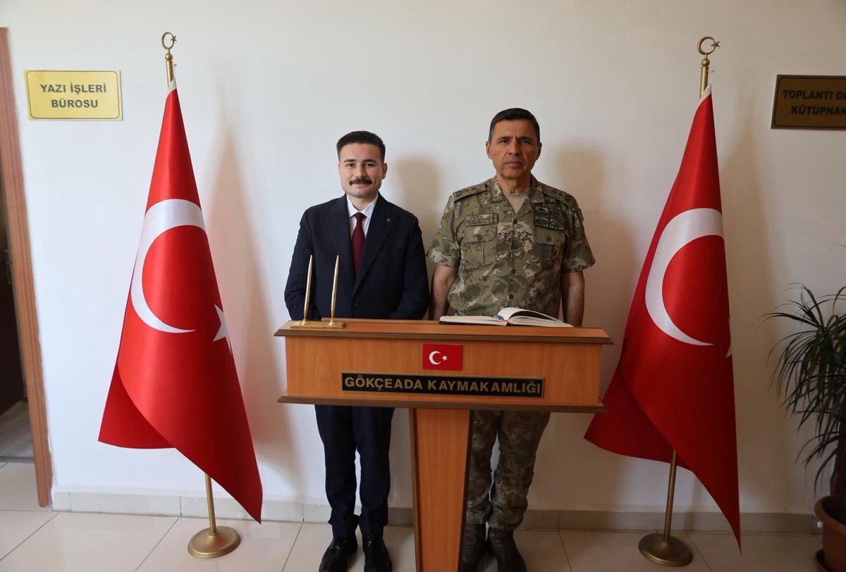 Gokceada_K's tweet photo. 🇹🇷 İkinci Kolordu Komutanı Tümgeneral Sayın Ferhat Vural’dan Kaymakamımız Sayın Osman Acar’a Ziyaret

İkinci Kolordu Komutanımız Tümgeneral Sayın Ferhat Bural, Kaymakamımız Sayın Osman Acar’ı makamında ziyaret etti. https://t.co/gGB8yAiKnr