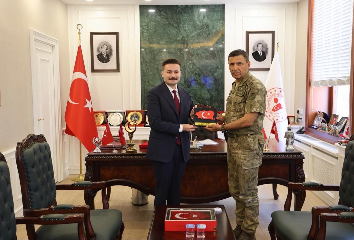 Gokceada_K's tweet photo. 🇹🇷 İkinci Kolordu Komutanı Tümgeneral Sayın Ferhat Vural’dan Kaymakamımız Sayın Osman Acar’a Ziyaret

İkinci Kolordu Komutanımız Tümgeneral Sayın Ferhat Bural, Kaymakamımız Sayın Osman Acar’ı makamında ziyaret etti. https://t.co/gGB8yAiKnr