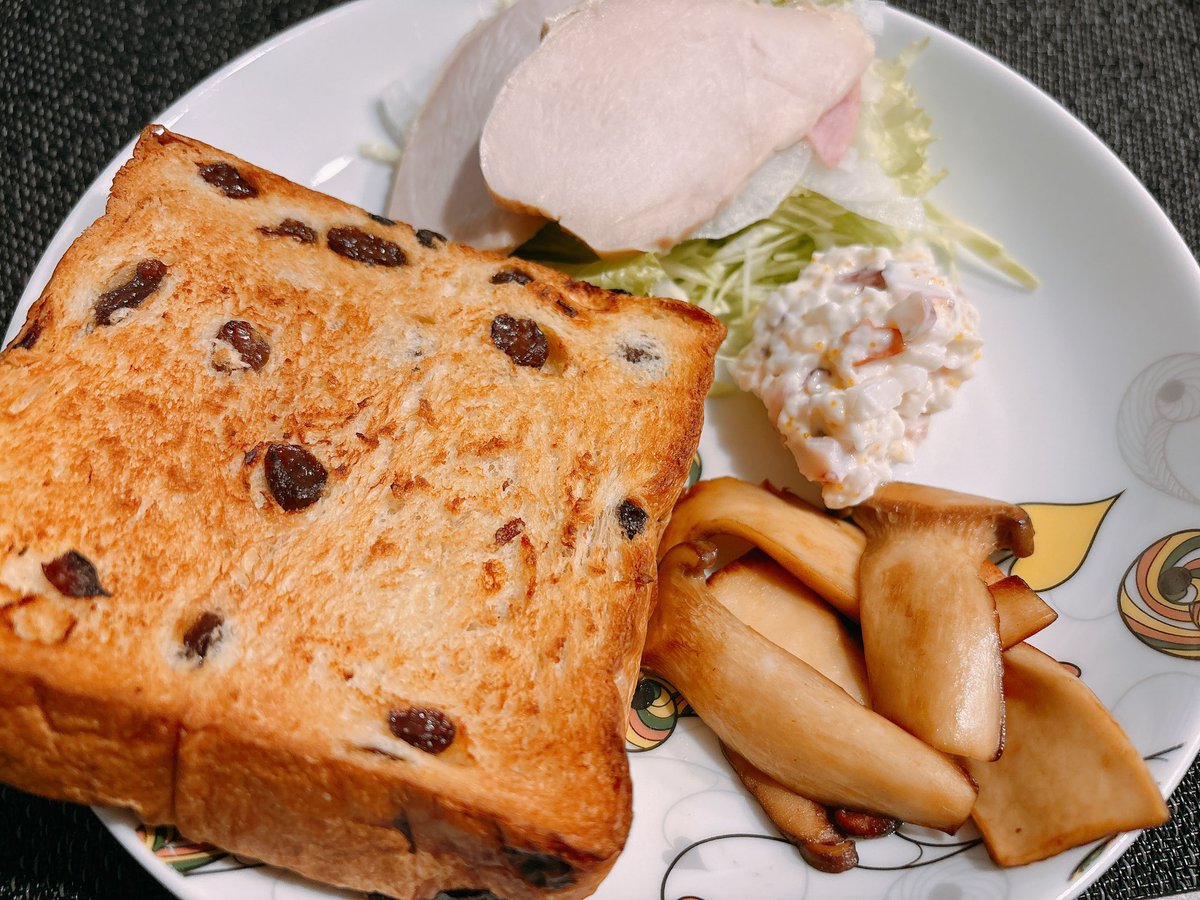 uranonno's tweet photo. おはようございます☔️

今日の朝ごはん🍞

朝から雨だー

#朝ごはん #おうちごはん https://t.co/RIuMAX3Kyh