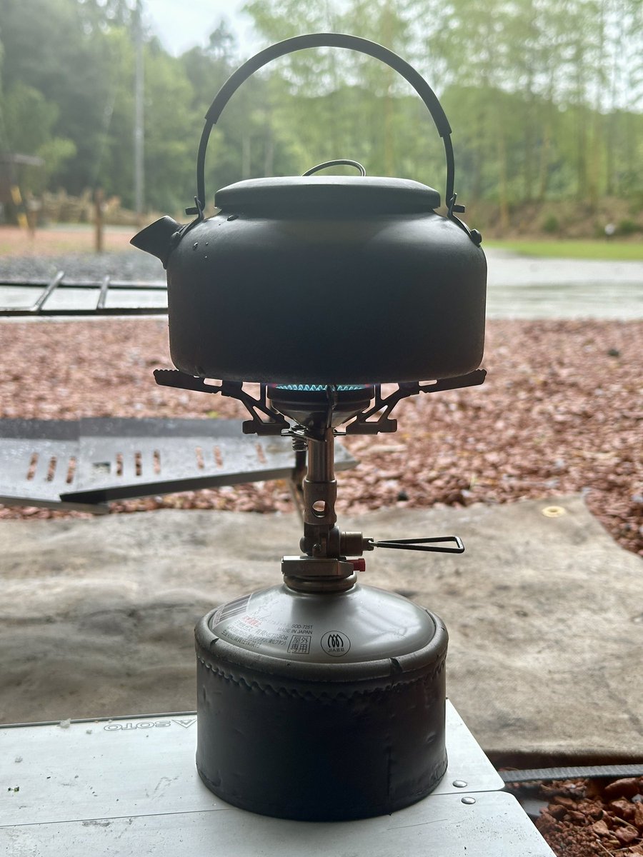 pigmon50's tweet photo. 雨撤収で面倒になりそうなので朝焚き火中止
料理する気力も萎えてきたので一平ちゃんで済ませよう https://t.co/cNPAUIZ148