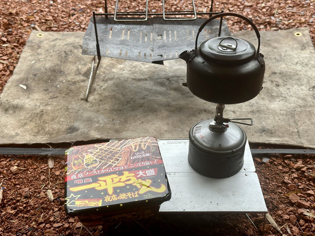 pigmon50's tweet photo. 雨撤収で面倒になりそうなので朝焚き火中止
料理する気力も萎えてきたので一平ちゃんで済ませよう https://t.co/cNPAUIZ148