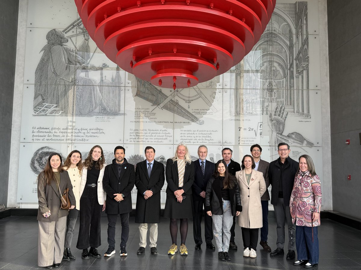 CChC_Chile's tweet photo. ¡Oficialmente en Chile! 🇨🇱✈️ Bienvenidos Álvaro García Resta, Luiz Fernando Jamur y Tina Saaby, tres expertos mundiales en urbanismo, arquitectura y ciudades sostenibles que liderarán la #CIC2026. Hoy visitaron el icónico péndulo de la CChC y ya están listos para este viernes 3 de julio. ¡Nos vemos en la Gran Sala Sinfónica Nacional! ☝️🏢