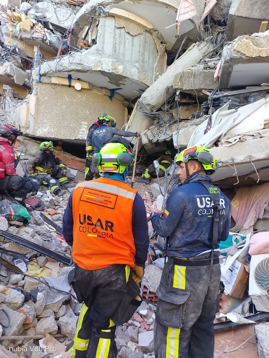 Ingenieros_EJC's tweet photo. En medio de la devastación causada por el terremoto en Venezuela, el equipo USAR COL-1, que coordina la @UNGRD y del cual hace parte el @COL_EJERCITO, trabaja sin descanso para proteger la vida, aliviar el sufrimiento y tender una mano solidaria a nuestros hermanos venezolanos.

Allí, entre los escombros, el cansancio, la incertidumbre y el dolor de quienes lo han perdido todo, hombres y mujeres altamente capacitados enfrentan largas jornadas y condiciones extremas con un único propósito de brindar apoyo a las familias afectadas y salvar la mayor cantidad de vidas posibles.

Cada búsqueda, cada esfuerzo y cada minuto de trabajo refleja el compromiso de un equipo que pone al servicio del pueblo venezolano sus capacidades especializadas, demostrando que la solidaridad no conoce fronteras y que la vocación de servir es más fuerte que cualquier adversidad.

#PatriaHonorLealtad 
#UnidosPorVenezuela 
#IngenierosMilitares