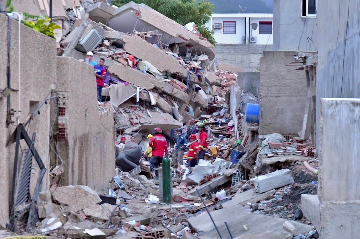 Ingenieros_EJC's tweet photo. En medio de la devastación causada por el terremoto en Venezuela, el equipo USAR COL-1, que coordina la @UNGRD y del cual hace parte el @COL_EJERCITO, trabaja sin descanso para proteger la vida, aliviar el sufrimiento y tender una mano solidaria a nuestros hermanos venezolanos.

Allí, entre los escombros, el cansancio, la incertidumbre y el dolor de quienes lo han perdido todo, hombres y mujeres altamente capacitados enfrentan largas jornadas y condiciones extremas con un único propósito de brindar apoyo a las familias afectadas y salvar la mayor cantidad de vidas posibles.

Cada búsqueda, cada esfuerzo y cada minuto de trabajo refleja el compromiso de un equipo que pone al servicio del pueblo venezolano sus capacidades especializadas, demostrando que la solidaridad no conoce fronteras y que la vocación de servir es más fuerte que cualquier adversidad.

#PatriaHonorLealtad 
#UnidosPorVenezuela 
#IngenierosMilitares