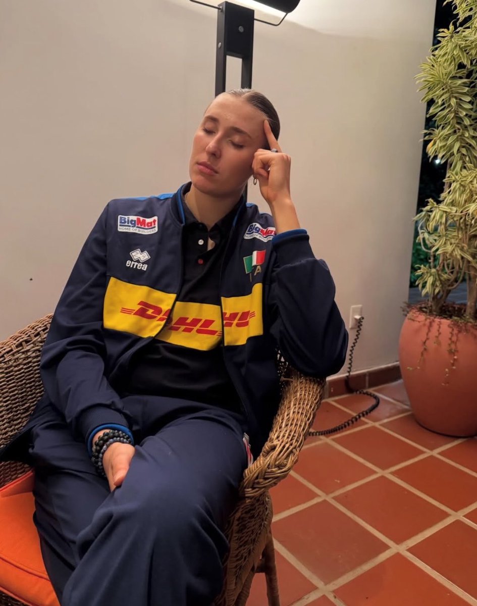 antrpova's tweet photo. pensamentos parasociais queria tanto ela pra mim fico até mal da cabeça https://t.co/y7zh8bScgi