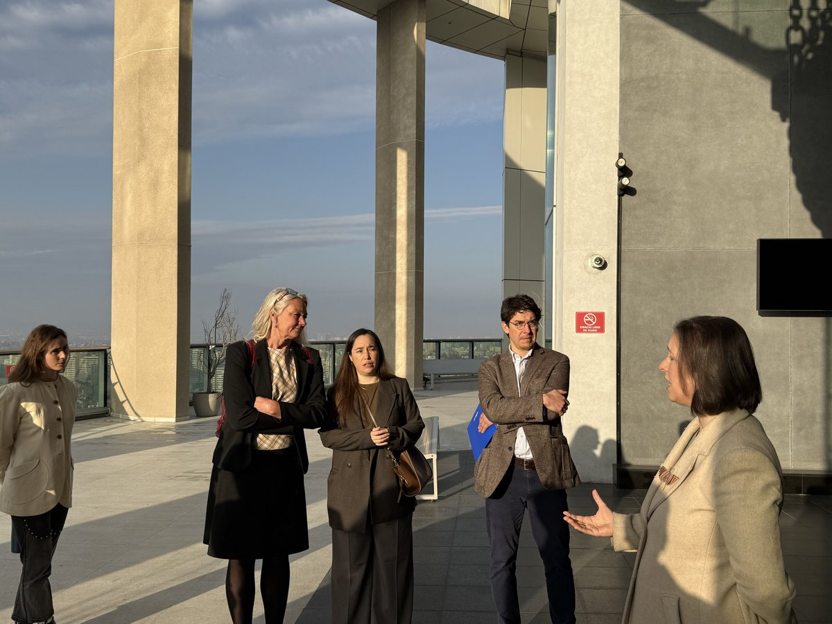 CChC_Chile's tweet photo. ¡Oficialmente en Chile! 🇨🇱✈️ Bienvenidos Álvaro García Resta, Luiz Fernando Jamur y Tina Saaby, tres expertos mundiales en urbanismo, arquitectura y ciudades sostenibles que liderarán la #CIC2026. Hoy visitaron el icónico péndulo de la CChC y ya están listos para este viernes 3 de julio. ¡Nos vemos en la Gran Sala Sinfónica Nacional! ☝️🏢