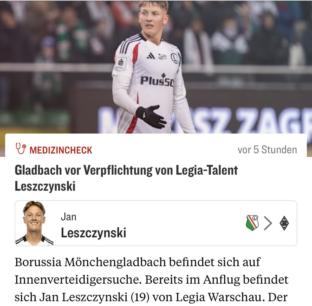 KoltonRoman's tweet photo. „Gladbach kupuje talent z Legii” - pisze „Kicker”, a ja uśmiecham się gorzko. Obrońca Jan Leszczyński (rocznik 2007) rozegrał zaledwie 181 minut na poziomie Ekstraklasy w 4 meczach! 
2,5 miliona euro, czy 3 miliony pewnie coś znaczą w obecnej sytuacji Legii, ale to drobne na europejskim rynku. Gdyby promować takiego gracza tylko na naszym rynku, to można by podwoić lub potroić kwotę. Jak sprawdzić talent Leszczyńskiego? W boju! A tu nagle niech Niemcy go sprawdzą, skoro w niego wierzą. Tylko brakuje, żeby go wypromowali i sprzedali za 15, czy 20 mln euro… 
Obrońca Mateusz Lauryn (rocznik 2008) to kolejny przykład. Widzi młodego defensora Sigma Ołomuniec i płaci za talent 1 mln złotych. Pomocnikiem Mateuszem Szczepaniakiem  (też rocznik 2007, pokazał się w 1. lidze w Pogoni Grodzisk Maz.)  zainteresowany jest ŁKS… Leszczyński, Lauryn i Szczepaniak - czyż nie powinni iść drogą Legii? 
Nie rozumiem warszawskiego klubu, która za pół darmo lub za darmo pozbywa się młodych (odchodzą definitywnie Mozie, Adkonis, Strzałek, Banasik). Jak budować „historię transferową”? Jak budować ścieżki rozwoju i wprowadzania piłkarzy do pierwszego zespołu? Może to zresztą niemożliwe u Marka Papszuna? Co na to Fredi Bobić, dyrektor sportowy? Jak się z tym czuje Bartłomiej Zalewski, odpowiadający od kilku miesięcy  za akademię? Jak to trio nie połapie pewnych rzeczy, to huk - też ich spadania z posad - będzie wielki. Dla jakiejkolwiek atmosfery wśród kibiców Legii w tym sezonie konieczne są zwycięstwa, które ma zapewnić twarda ręka Papszuna. Ciekaw jestem podejścia trenera do letniego okna transferowego, bo pierwsze sygnały niezadowolenia już wysłał… 
@PrawdaFutbolu