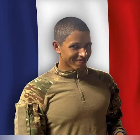 romainmielcarek's tweet photo. Décès d'un militaire du 1er régiment de hussards parachutistes (1er RHP) de Tarbes.

Le hussard Mickaël Gies est mort lors d'un entrainement en préparation de son brevet parachutiste.

Il a fait un malaise cardiaque.

Né à Madagascar, il s'était engagé le 5 mai dernier.

Source: Sirpa Terre
