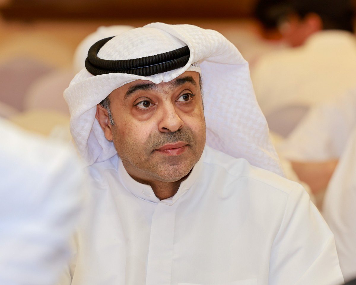 nawaf___alomar's tweet photo. (عادل عقله يعتزل الاداره ويودع نادي الكويت !)

تخيل يا كويتاوي انك تسمع هالخبر يوماً ما ! والله يا جماعه لا يُمكن إني أتقبل هالأمر لا سمح الله

عادل ركيزة أساسية في كيان نادي الكويت .. الأب الروحي والاخ والسند للجميع، هذا الانسان ساحر ! ووالله لو تملك كنوز الدنيا كلها ماتقدر تشتري نص محبة الناس له

مع تقديري للجميع هذا الرجل ما يتعوض ولا تقدر تتقبل أن أحد يكون مكانه !

 هالرجل ضحى بوقته وعمله وصحته واشياء كثيرة بحياته لخدمة هالنادي ولإسعاده الجماهير

هالرجل حتى لما كنا ننتقده ونتضايق يقابلك بإبتسامه وحب وكان يقول راح نعوضكم ببطولة !

اليوم ككويتاوية نفتخر بمرور 19 عام على تواجده في هذا الكيان .. 47 بطولة بعهدك يا عادل وللمجد بقية 💙❤️
