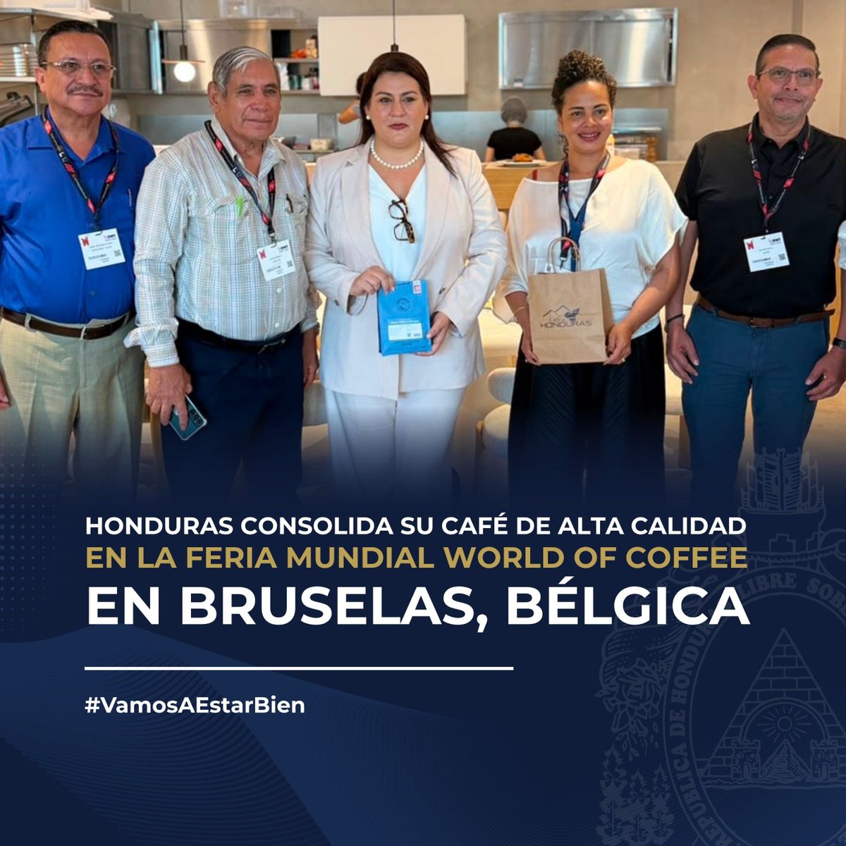 CancilleriaHN's tweet photo. ☕️ 𝗛𝗼𝗻𝗱𝘂𝗿𝗮𝘀 𝗰𝗼𝗻𝘀𝗼𝗹𝗶𝗱𝗮 𝘀𝘂 𝗰𝗮𝗳é 𝗱𝗲 𝗮𝗹𝘁𝗮 𝗰𝗮𝗹𝗶𝗱𝗮𝗱 𝗲𝗻 𝗹𝗮 𝗳𝗲𝗿𝗶𝗮 𝗺𝘂𝗻𝗱𝗶𝗮𝗹 𝗪𝗼𝗿𝗹𝗱 𝗼𝗳 𝗖𝗼𝗳𝗳𝗲𝗲 𝗲𝗻 𝗕𝗿𝘂𝘀𝗲𝗹𝗮𝘀

Una destacada delegación hondureña, integrada por 𝗽𝗿𝗼𝗱𝘂𝗰𝘁𝗼𝗿𝗲𝘀, 𝗰𝗼𝗼𝗽𝗲𝗿𝗮𝘁𝗶𝘃𝗮𝘀, 𝗲𝘅𝗽𝗼𝗿𝘁𝗮𝗱𝗼𝗿𝗲𝘀, 𝗱𝗶𝗿𝗲𝗰𝘁𝗶𝘃𝗼𝘀 𝗱𝗲𝗹 𝗜𝗛𝗖𝗔𝗙𝗘 𝘆 𝗹𝗮 𝗘𝗺𝗯𝗮𝗷𝗮𝗱𝗮 𝗱𝗲 𝗛𝗼𝗻𝗱𝘂𝗿𝗮𝘀 𝗲𝗻 𝗕é𝗹𝗴𝗶𝗰𝗮, 𝗽𝗮𝗿𝘁𝗶𝗰𝗶𝗽ó 𝗲𝗻 𝗹𝗮 𝗳𝗲𝗿𝗶𝗮 𝗪𝗼𝗿𝗹𝗱 𝗼𝗳 𝗖𝗼𝗳𝗳𝗲𝗲 𝟮𝟬𝟮𝟲 𝗲𝗻 𝗕𝗿𝘂𝘀𝗲𝗹𝗮𝘀. En este prestigioso escenario técnico y comercial, el equipo catracho se enfoca en captar nuevos clientes, conocer las últimas tecnologías de preparación y explorar tendencias de comercialización para el grano nacional.

La propuesta de Honduras, incluye sesiones de degustación y catación de sus seis regiones cafetaleras, con un énfasis especial en los lotes ganadores de la Taza de Excelencia, el café producido por mujeres y la emblemática variedad Parainema. Asimismo, el país expone sus avances estratégicos en sostenibilidad, equidad de género, inclusión de jóvenes, trazabilidad y cumplimiento social ante los más exigentes compradores de Europa.

Por su parte, la 𝗘𝗺𝗯𝗮𝗷𝗮𝗱𝗼𝗿𝗮 𝗱𝗲 𝗛𝗼𝗻𝗱𝘂𝗿𝗮𝘀 𝗮𝗻𝘁𝗲 𝗲𝗹 𝗥𝗲𝗶𝗻𝗼 𝗱𝗲 𝗕é𝗹𝗴𝗶𝗰𝗮, 𝗠𝗮𝗿í𝗮 𝗗𝗼𝗹𝗼𝗿𝗲𝘀 𝗔𝗴ü𝗲𝗿𝗼 𝗟𝗮𝗿𝗮, 𝗺𝗮𝗻𝗶𝗳𝗲𝘀𝘁ó 𝘀𝘂 𝘀𝗮𝘁𝗶𝘀𝗳𝗮𝗰𝗰𝗶ó𝗻 𝗽𝗼𝗿 𝗲𝗹 𝘁𝗿𝗮𝗯𝗮𝗷𝗼 𝗿𝗲𝗮𝗹𝗶𝘇𝗮𝗱𝗼 𝗱𝗲 𝗳𝗼𝗿𝗺𝗮 𝗰𝗼𝗻𝗷𝘂𝗻𝘁𝗮 𝗲𝗻𝘁𝗿𝗲 𝗹𝗼𝘀 𝗱𝗶𝘀𝘁𝗶𝗻𝘁𝗼𝘀 𝗮𝗰𝘁𝗼𝗿𝗲𝘀 𝗱𝗲 𝗹𝗮 𝗰𝗮𝗱𝗲𝗻𝗮 𝗱𝗲 𝘃𝗮𝗹𝗼𝗿 𝗱𝗲 𝗰𝗮𝗳é 𝗱𝗲 𝗛𝗼𝗻𝗱𝘂𝗿𝗮𝘀, exhortando a los presentes a seguir colaborando y a trabajar de forma unida como país, para promocionar la calidad y los buenos cafés producidos en el país, en plataformas tan estratégicas como la feria World of Coffee, especialmente en Bélgica el tercer destino de exportación de café y que representa más de US$228 millones de dólares en ventas.

Así mismo, el Gerente General del IHCAFE,  Adilson Avila,  señaló "Creemos que la participación de Café de Honduras en las principales ferias de cafés especiales y café de calidad permite transmitir al mundo, el trabajo duro de los caficultores, el compromiso y la dedicación a la producción de café de alta calidad, orientado al cumplimiento de las nuevas regulaciones mundiales y el aporte de la institucionalidad, enfocada en tender puentes entre compradores y productores hondureños".

Durante el evento, las autoridades destacaron la importancia de este mercado, señalando a Bélgica como el tercer destino de exportación para Honduras, con ventas que superan los US$228 millones de dólares. Los líderes del sector cafetalero reafirmaron que la promoción internacional y programas innovadores como "Renovar Sin Dejar de Producir" son claves para asegurar mejores precios que recompensen el arduo trabajo de las familias caficultoras.

Finalmente, el espacio sirvió de vitrina para anunciar la primera "Competencia Regional Centroamericana de Vandola" que se celebrará en CAFEXPO HONDURAS 2027 en alianza con Costa Rica. Además, el joven Andrew Delgado representa al país en la competencia mundial de cafés filtrados utilizando granos de productores galardonados, afianzando con orgullo el lema: Calidad desde el Origen.