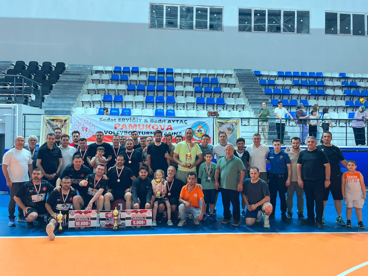 pbbfatihakin's tweet photo. Gençlik ve Spor İlçe Müdürlüğümüz ile Belediye Başkanlığımız koordinesinde, Recep Tayyip Erdoğan Kapalı Spor Salonu’nda düzenlenen **Sedat Eryiğit ve Bedri Aytaç Voleybol Turnuvası** tamamlandı.

Turnuva sonunda;
🏆 **1. İlçe Emniyet Müdürlüğü Takımı**
🥈 **2. Pehlivan Zahire Takımı**
🥉 **3. PÖYDER Takımı** oldu.

Dereceye giren takımlarımıza ilçe protokolümüzle birlikte hediyelerini takdim ederek başarılarını tebrik ettik.

Turnuvaya katılan tüm sporcularımıza, emeği geçen kurumlarımıza ve organizasyona katkı sunan herkese teşekkür ediyor; sporun birleştirici gücüyle ilçemizde bu güzel etkinliklerin artarak devam etmesini diliyoruz.

Tüm takımlarımızı gönülden tebrik ediyor, başarılarının devamını diliyoruz.