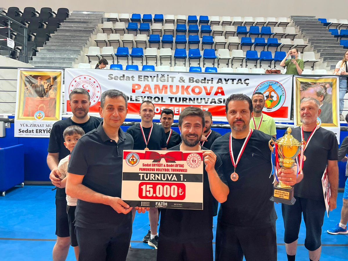 pbbfatihakin's tweet photo. Gençlik ve Spor İlçe Müdürlüğümüz ile Belediye Başkanlığımız koordinesinde, Recep Tayyip Erdoğan Kapalı Spor Salonu’nda düzenlenen **Sedat Eryiğit ve Bedri Aytaç Voleybol Turnuvası** tamamlandı.

Turnuva sonunda;
🏆 **1. İlçe Emniyet Müdürlüğü Takımı**
🥈 **2. Pehlivan Zahire Takımı**
🥉 **3. PÖYDER Takımı** oldu.

Dereceye giren takımlarımıza ilçe protokolümüzle birlikte hediyelerini takdim ederek başarılarını tebrik ettik.

Turnuvaya katılan tüm sporcularımıza, emeği geçen kurumlarımıza ve organizasyona katkı sunan herkese teşekkür ediyor; sporun birleştirici gücüyle ilçemizde bu güzel etkinliklerin artarak devam etmesini diliyoruz.

Tüm takımlarımızı gönülden tebrik ediyor, başarılarının devamını diliyoruz.