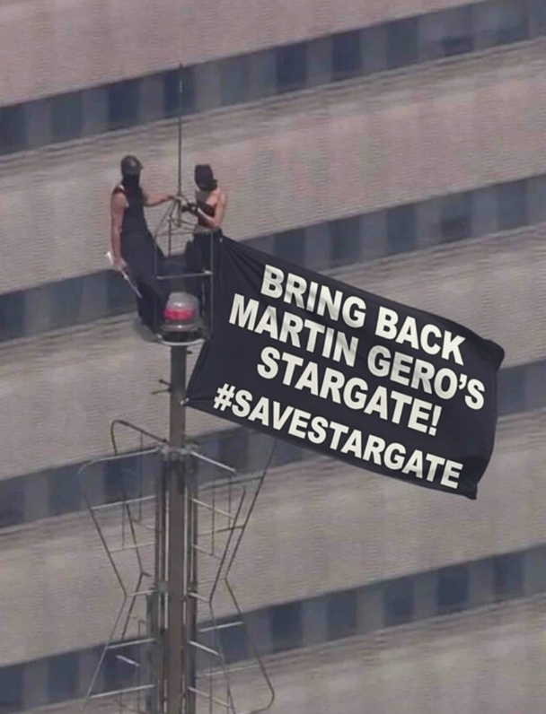 Nina7Infinity's tweet photo. WOW!! The #savestargate fans have gone to the next level! 😜 https://t.co/mFWDUF6KR7