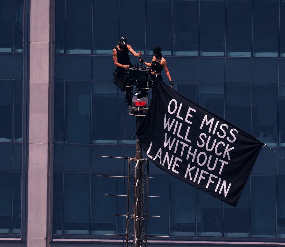 HesOurHeaux337's tweet photo. Live look at the couple on top of the Empire State Building! https://t.co/S1j1KK8dy9