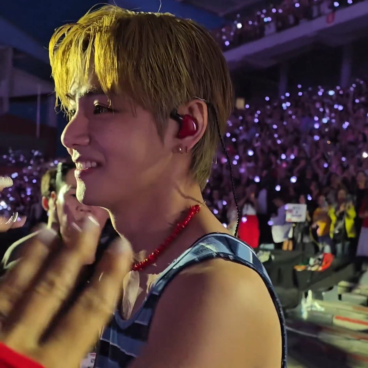 vantegirllie's tweet photo. NOOOOO HIS EYES WHILE LOOKING AT ARMYS IM CRYING😭😭 https://t.co/EMvIPlQAkF