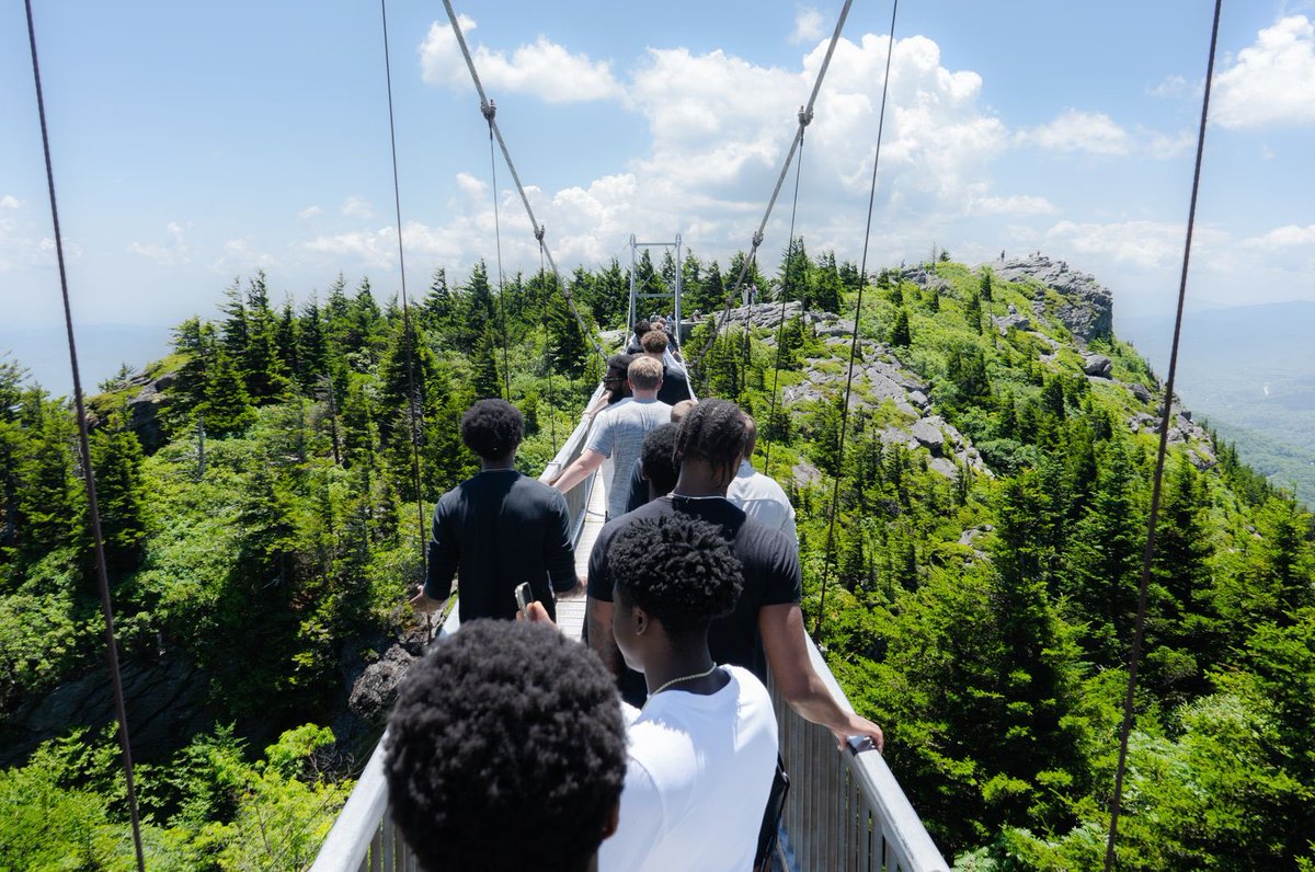 AppStateMBB's tweet photo. 📍Grandfather Mountain 

Love where you live! 🖤💛

#TakeTheStairs https://t.co/A8DNr7hTWS