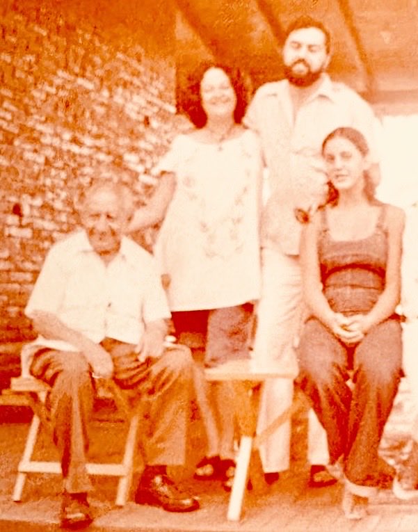 EdmundoFont's tweet photo. EDMUNDO BARBERO, republicano, cercano a Alberti, León Felipe y Buñuel —considerado padre del teatro salvadoreño— a quien tuve el privilegio de tratar (y quien será homenajeado por españa) aparece aquí, con su hija, la premiada poeta Herodier, en una foto conmigo, de hace 50 años. https://t.co/14jMkmjFDl