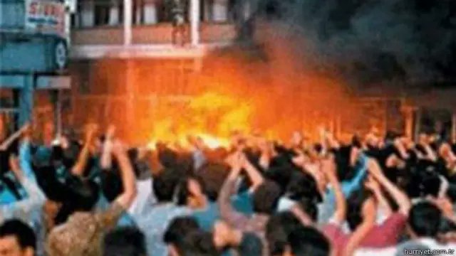 snmgk20's tweet photo. İnsan,insanı yakar mı ?
İnsan,insan yanarken bakar mı ?

#madımak katliamı insanlık suçudur. 

Vahşi ilan edilen esad ya da netenyahu ne ise, Madımak'ta insanları diri diri yakanlar da odur ! https://t.co/ZFm0VUCKms