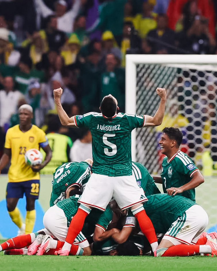 SoyCristianRey's tweet photo. Qué Mundial está jugando Johan Vásquez.

Llegó sin tantos reflectores y hoy está dando un nivel de élite. Gana por arriba, gana por abajo, casi no se equivoca y transmite una seguridad impresionante.

Si México lleva cuatro partidos sin recibir gol, no es casualidad.

Para mí, Johan Vásquez no solo ha sido el mejor defensa de México. Ha sido uno de los mejores centrales de todo el Mundial y, aun así, siento que se habla mucho menos de él de lo que merece.