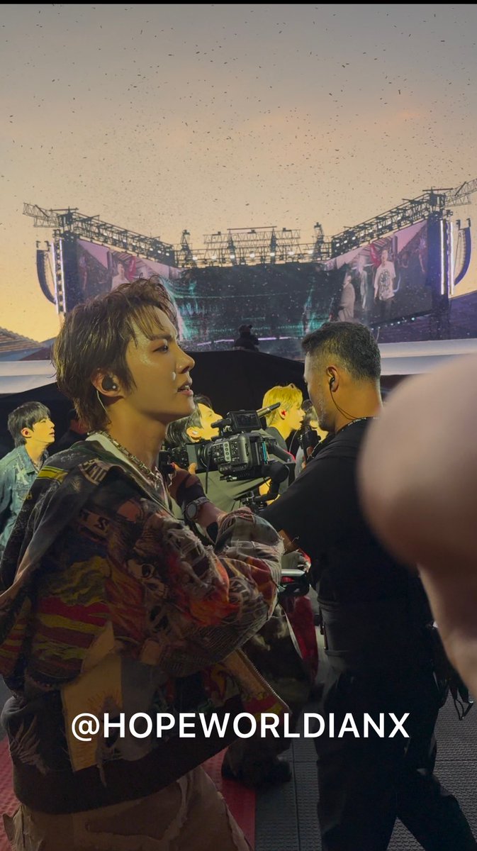 Hopeworldianx's tweet photo. HOSEOK WAS LITERALLY IN FRONT OF MY FACE I DONT KNOW HOW IM STILL ALIVE??!!!!!!!!?? LIKE THEY’RE ACTUALLY REAL???!!!! #BTS_WORLDTOUR_ARIRANG_BRUSSELS https://t.co/dKRZqsp4Dj