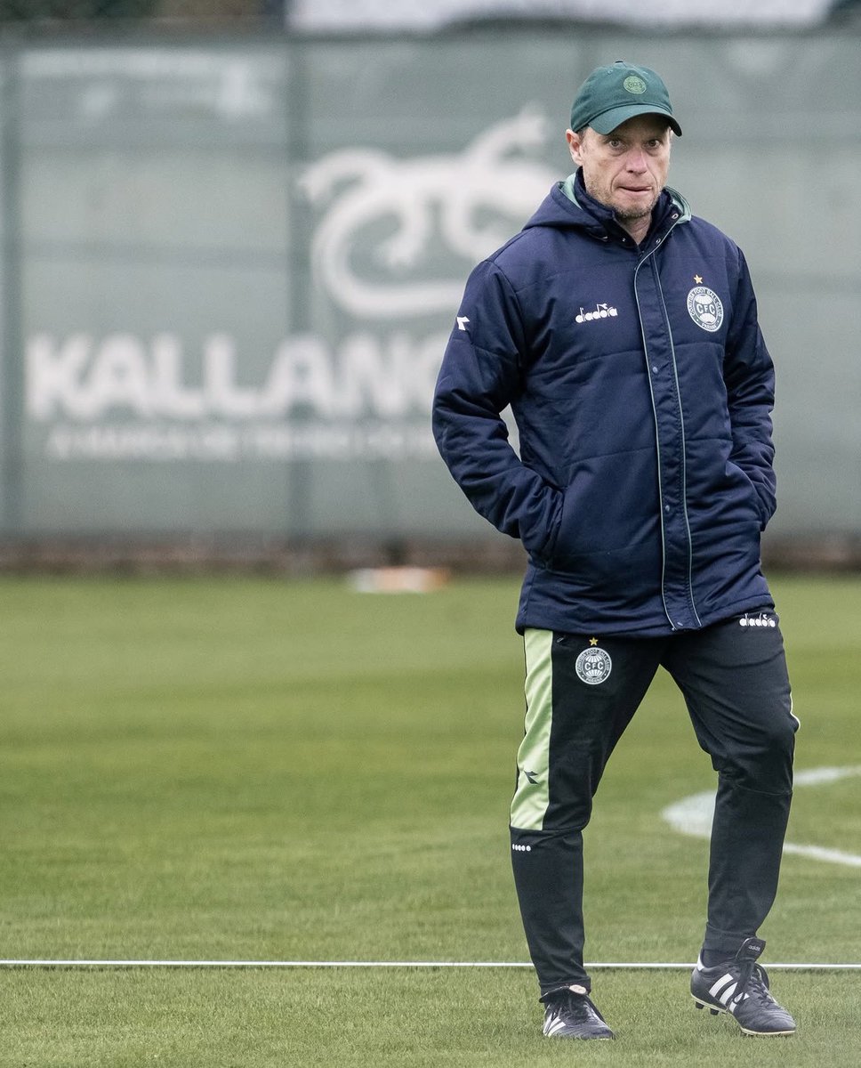 futebol_info's tweet photo. 🚨 FECHADO! Fernando Seabra deixa o Coritiba e é o novo técnico do Vasco.

O Cruzmaltino vai pagar R$ 4 milhões de multa rescisória e triplicar o salário do treinador.

🗞️ @umdoisesportes
📸 JP Pacheco/Coritiba https://t.co/80R0QiElRC