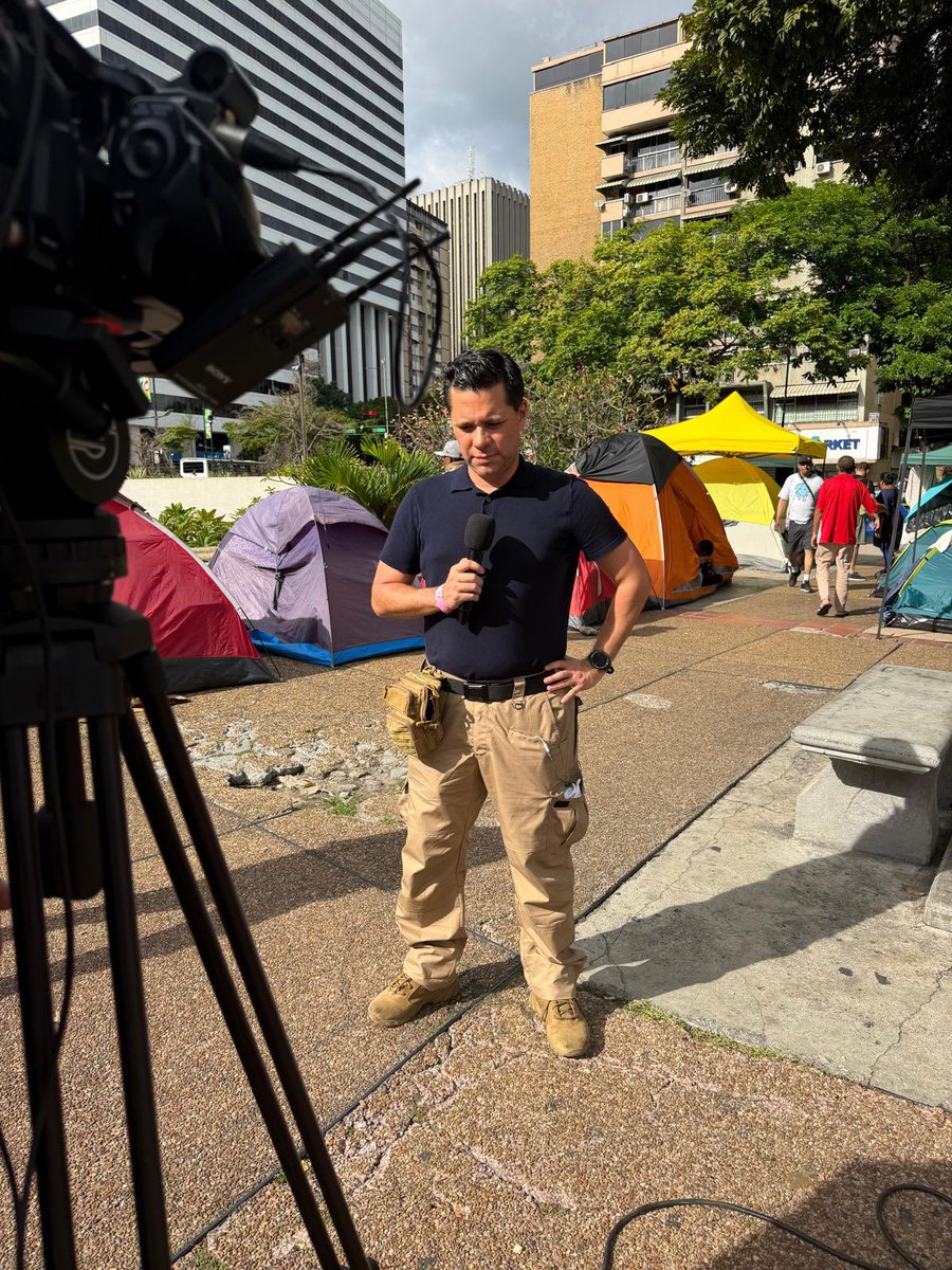 lcvelez's tweet photo. A las 6p Miami / 5 Bogotá -Edición especial de #LineaDeFuego desde Caracas - Busca @nmasunivision en @YouTube https://t.co/0NwBxJ9e18
