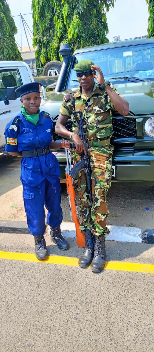 MiburoRenovat's tweet photo. 🇧🇮 Honorable Nimubona Shaban, militant du CNDD-FDD, transmet ses valeurs à sa fille, désormais candidate officier de police. Un exemple de transmission patriotique et d’engagement  @CnddFddBuhumuza
@CnddFdd 
@R_Ndikuriyo 
@GeneralNeva 
@nancymutoni
@CnddFdd_Russia https://t.co/InyvaCU8Dc