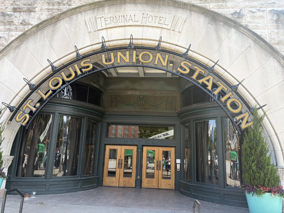 warriorman263's tweet photo. Visited Union Station in St. Louis during our afternoon walk.  The architecture of this building and use of various materials make it a masterpiece.  I enjoyed the lighted floor.  Thanks @KedcARTS and @KEDC1 for the opportunity. https://t.co/leGzWkuqnY