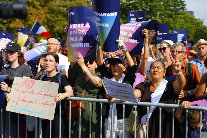 GabrielNegrotto's tweet photo. J'étais dimanche dernier présent à la grande manifestation contre l'euthanasie où nous avons répété une vérité simple: tuer les plus faibles n'est pas, et ne sera jamais, un progrès.
#Appeldu28juin #FindeVie https://t.co/GYKMJWYc97