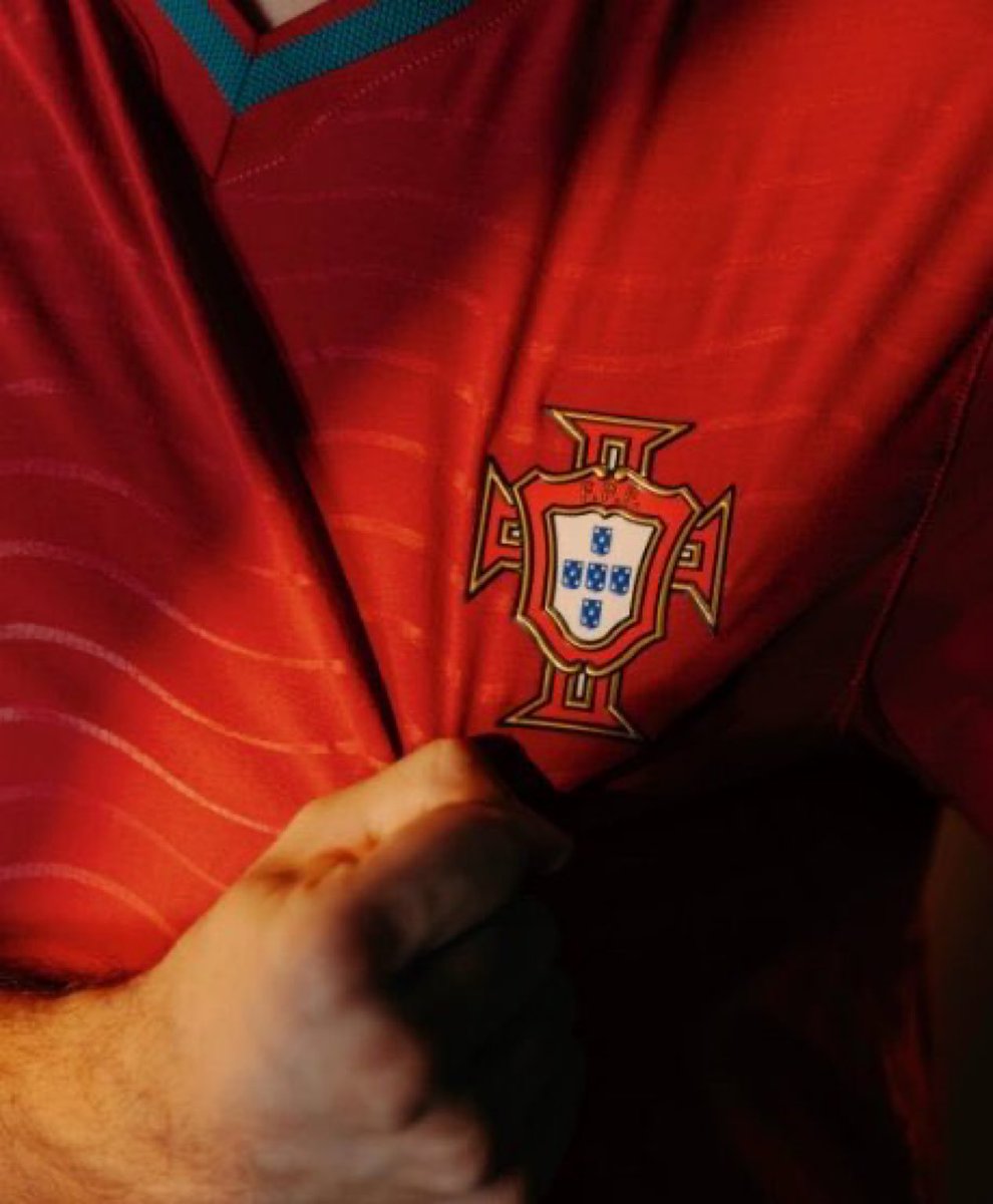 arielipillo's tweet photo. 🚨 Declaración de la Federación Portuguesa de Fútbol:

La Federación Portuguesa de Fútbol aclara que la actualización de la identidad visual publicada hoy en su sitio web se refiere exclusivamente a la identidad visual institucional y comercial de la Federación, en el marco del proceso de unificación y coordinación de la identidad visual entre las distintas entidades que forman el ecosistema de la Federación Portuguesa de Fútbol.

En ningún momento se ha planteado ningún cambio en el escudo de la selección nacional. El símbolo que nuestros jugadores lucen con orgullo en sus pechos representa a toda una nación, y ha sido y seguirá siendo un símbolo intocable.

Mañana, como siempre, haremos todo lo posible por honrar este escudo.