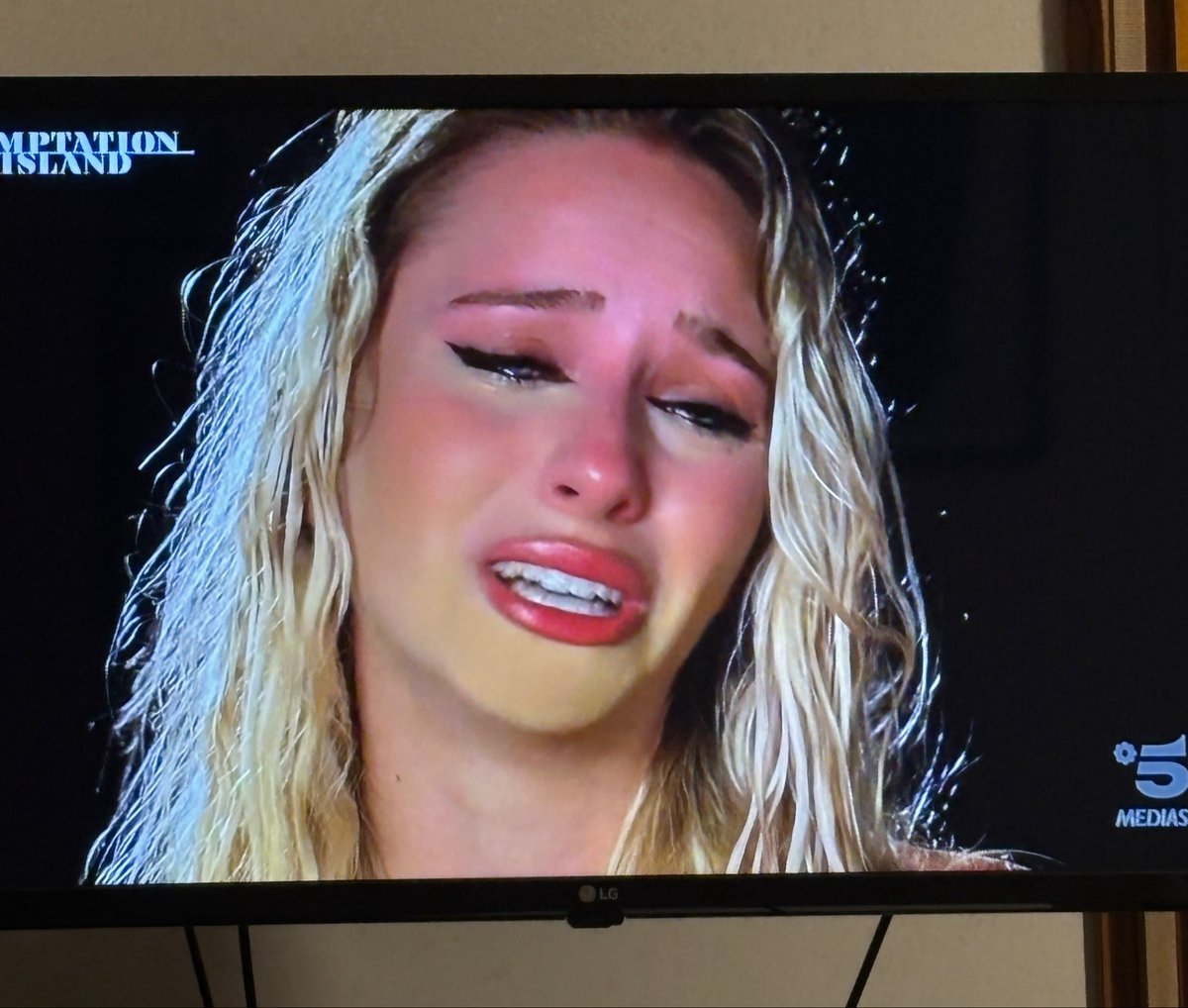 leddinaaa's tweet photo. Soraya amore come ti sei truccata hai il mento giallo e la fronte rosa pulcina 
#TemptationIsland https://t.co/BzmTdz5Oyd