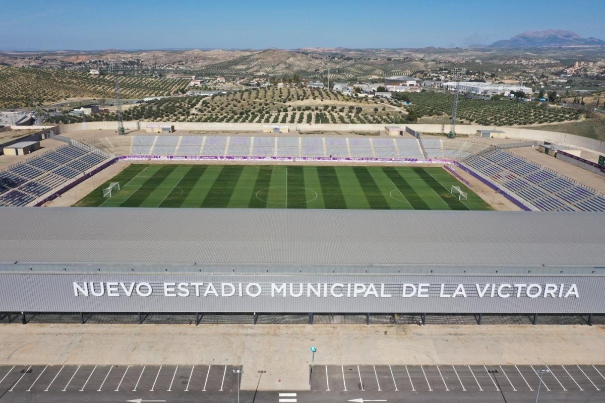 GradaBpro's tweet photo. 🏗️ Fran Anera, director general del @RealJaenCF, se compromete a poner cubierta en la zona de preferencia si el conjunto andaluz alcanza los 8.000 abonados. https://t.co/NFVpre4Fn2