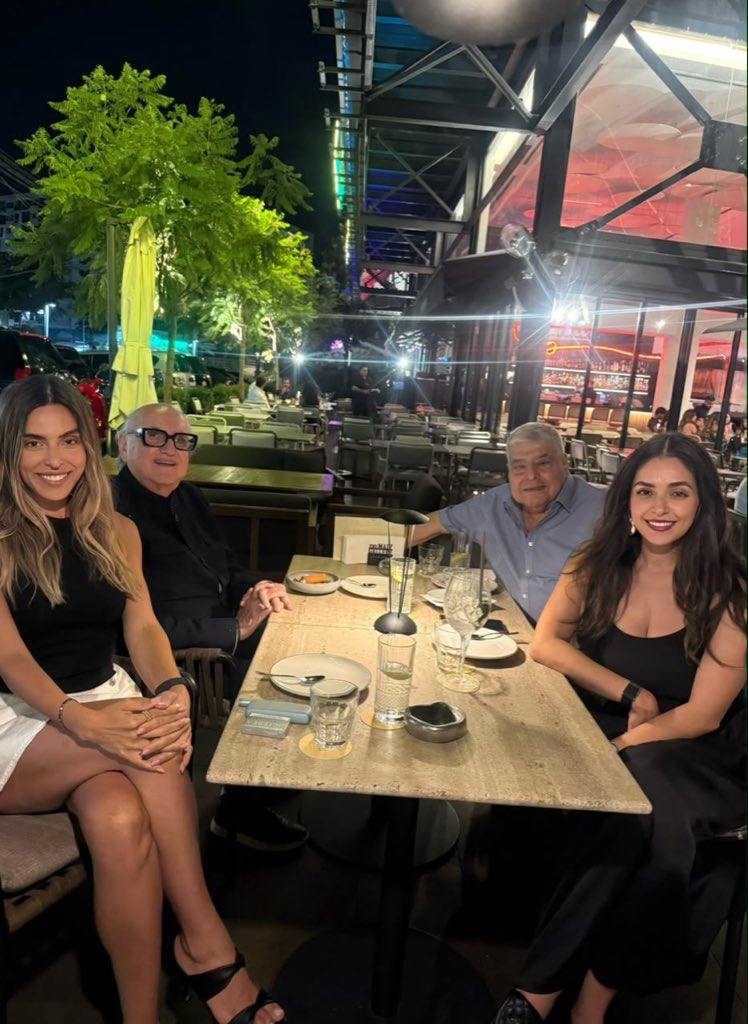AlfredoJalife's tweet photo. Cenando en las afueras de Beirut  con mi primo hermano y mis 2 sobrinas https://t.co/uN5s54nCKl