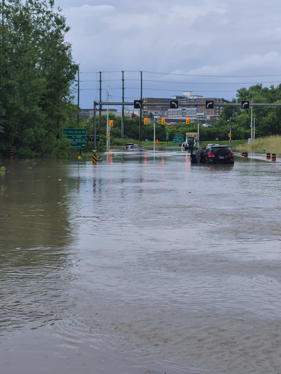 OPP_ER's tweet photo. Some scenes from the intense flooding #OttawaOPP members are seeing along #Hwy417. Holly Acres Rd, Moodie Drive, Woodroffe.
~
Quelques images des inondations importantes que les agents de la OPP d'Ottawa constatent le long de l'Autoroute417. Holly Acres Rd, Moodie Drive, Woodroffe.
#OttTraffic ^mf